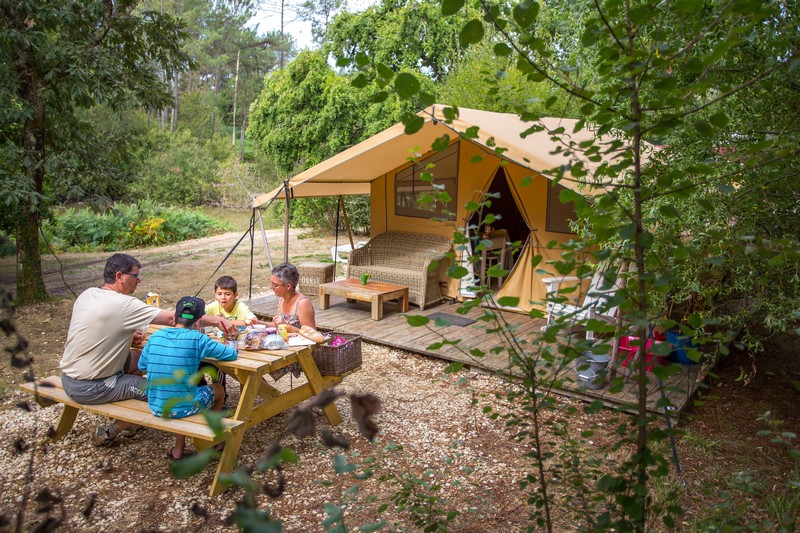 Camping en bord d&rsquo;étang de pêche : une solution pour des vacances amusantes